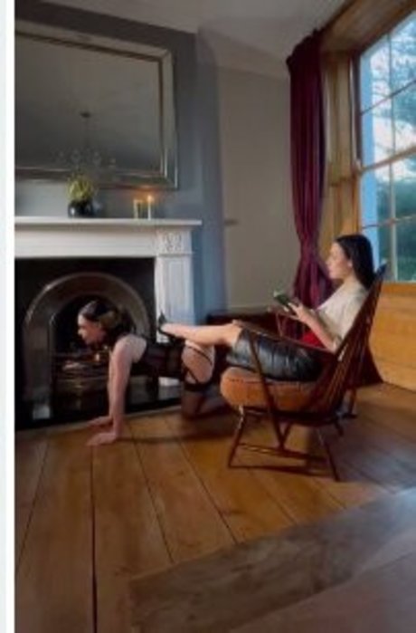 Ella Hughes heiße nackten galerien