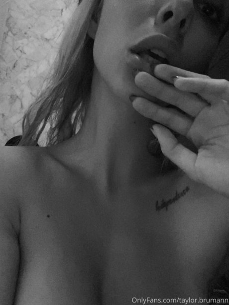 Taylor Brumann erotische akt bilder