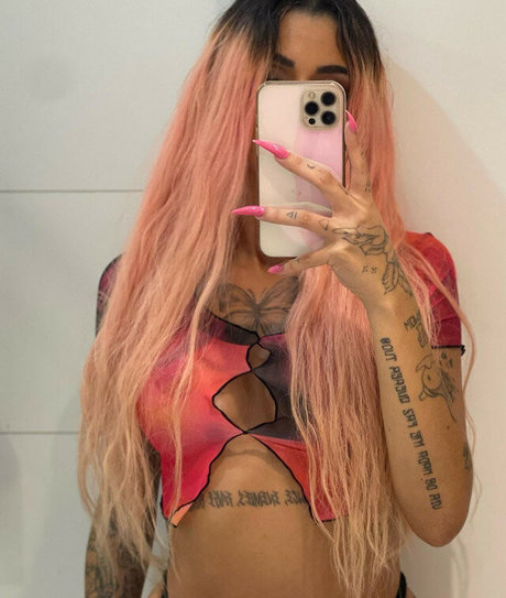 Azzy MC heiße nackt bilder