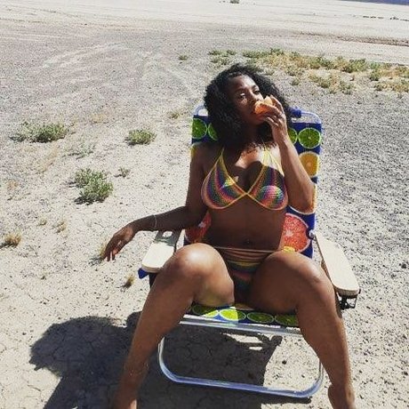 Upscalebrielle schöne nacktheit fotos