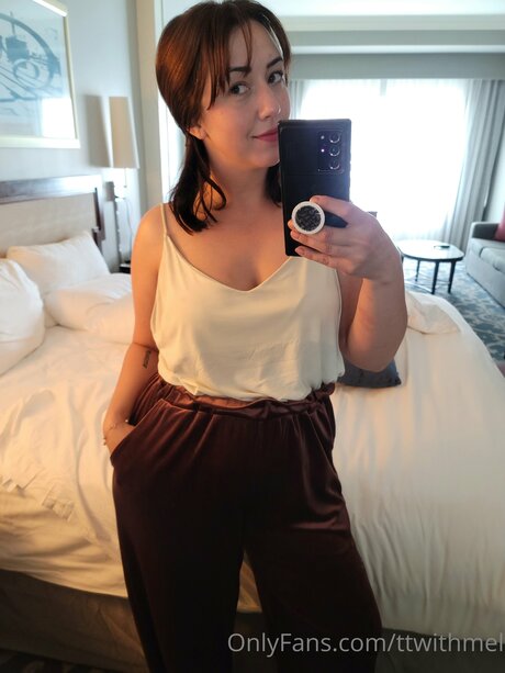 Topless talks with Mel model pornografische bilder