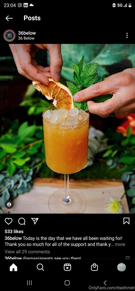 Topless talks with Mel model akt foto