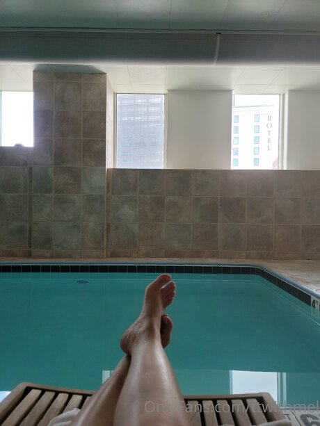 Topless talks with Mel nackt freie galerie