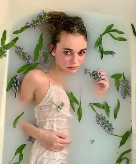 Nikki Roumel kunst nackte archiv