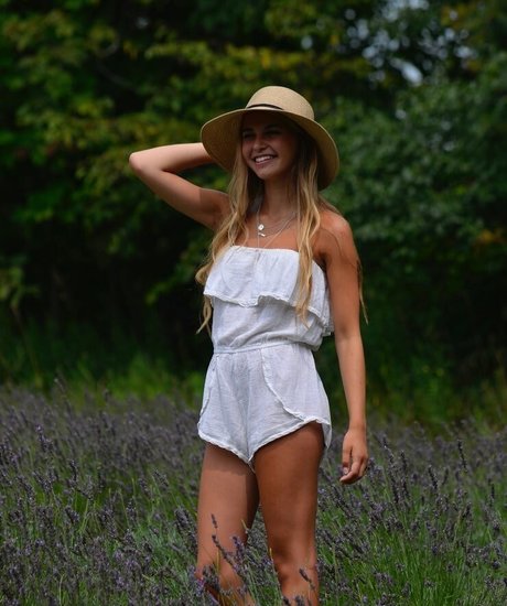 Nikki Roumel sexy erwachsene archiv