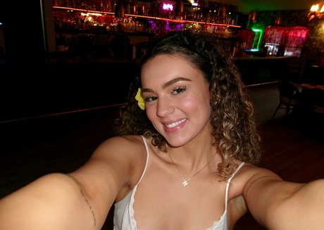 hollyfever model nackt foto