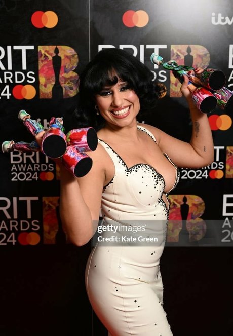 Raye kostenlose nackten bild