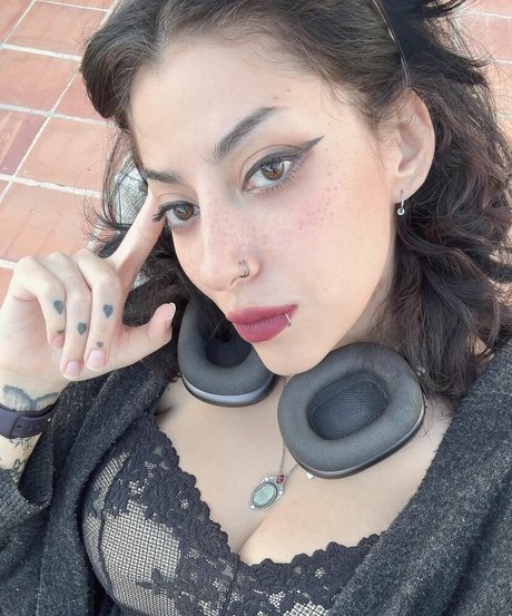 Miki Blue nackt schöne galerien