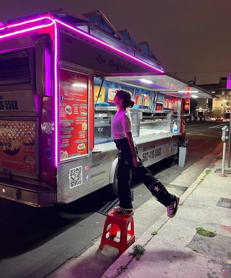 Xochitl Gomez kunst akt archiv