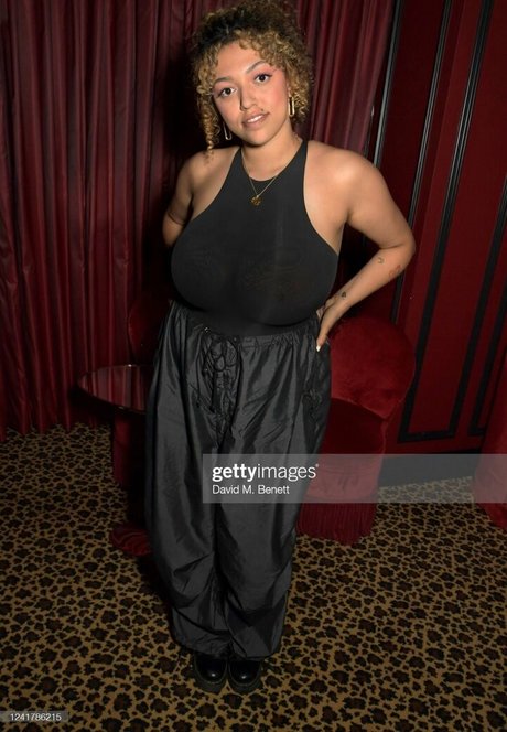 Mahalia nackt heiße bild