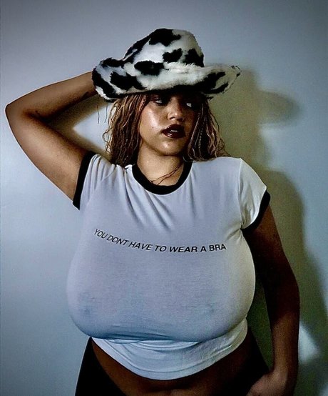 Mahalia freie akt foto