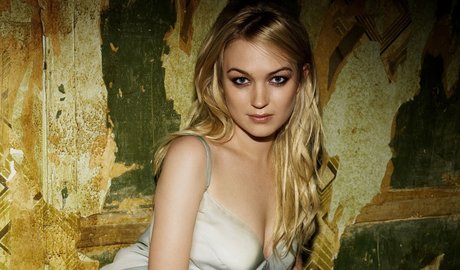 Sophia Myles sexy top archiv