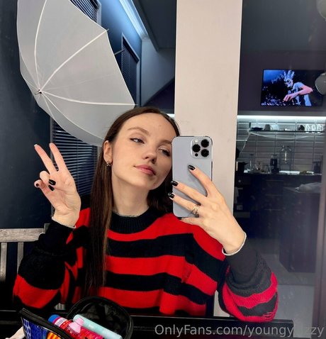 youngy lizzy nacktheit bild