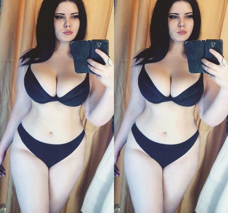 schwarzhaarige milf onlyfans perfekte akt foto