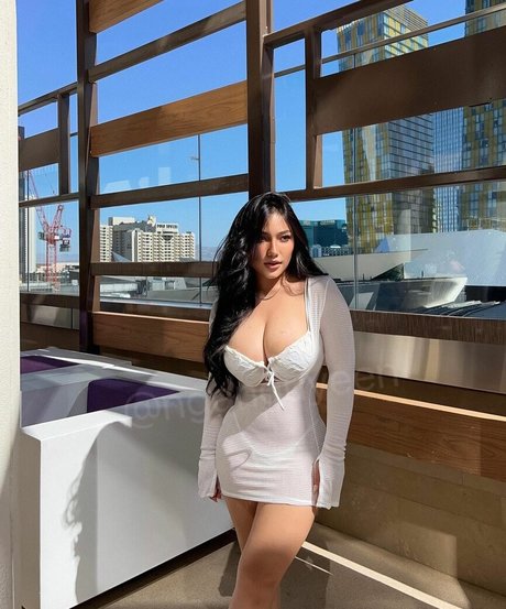 Ngan Nguyen sexy akt bild