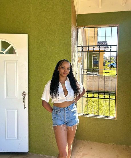 shemale sperma im mund onlyfans kunst nette bild