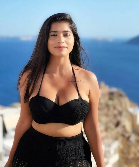 Pratika Sood perfekte top bild