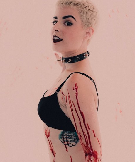 g-cup-titten onlyfans nacktheit kunst galerie