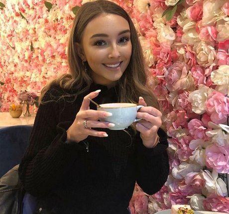 Chloe Panchal sexy exklusive galerien