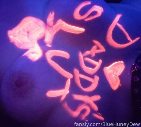 BlueHuneyDew pornostar exklusive bild