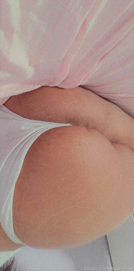 Nyanniee nacktheit top foto