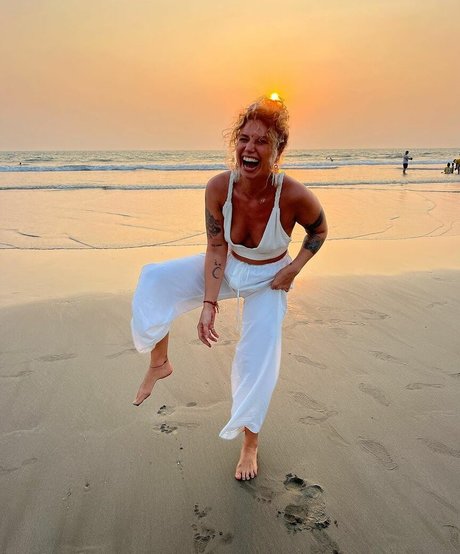 Aloha Auryn schauspielerin nackt bild