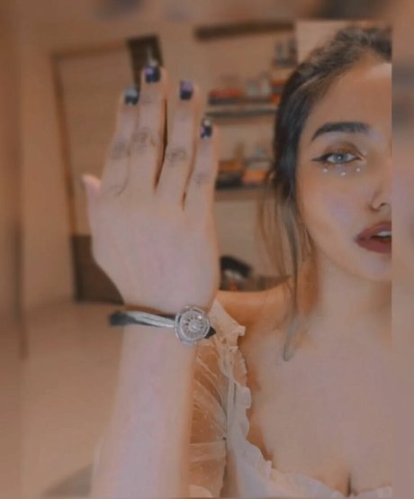 lesben onlyfans schöne kunst galerie