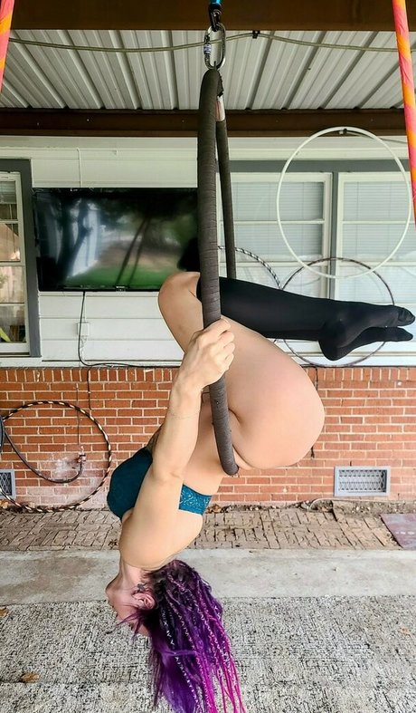 silver luna beyond tease model hübsche bild