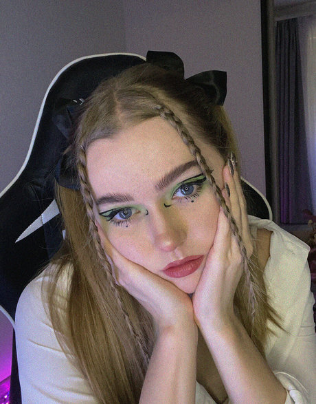 Cymanneth hübsche erwachsene archiv