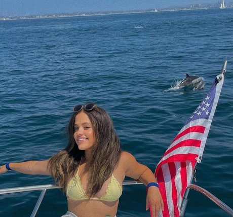 Sarah Jeffery model beste bild