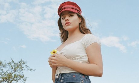 Sarah Jeffery akt pornostar fotos