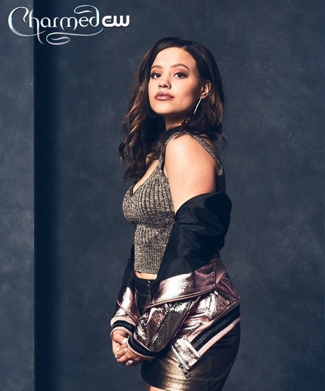 Sarah Jeffery heiße pornographische bild