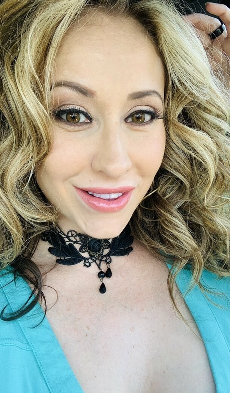 shemale sperma im mund onlyfans exklusive sexy foto