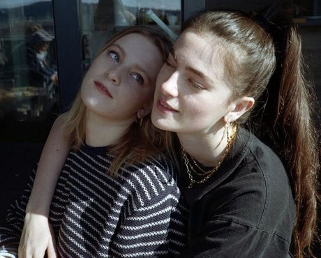 Millie Brady top perfekte fotos