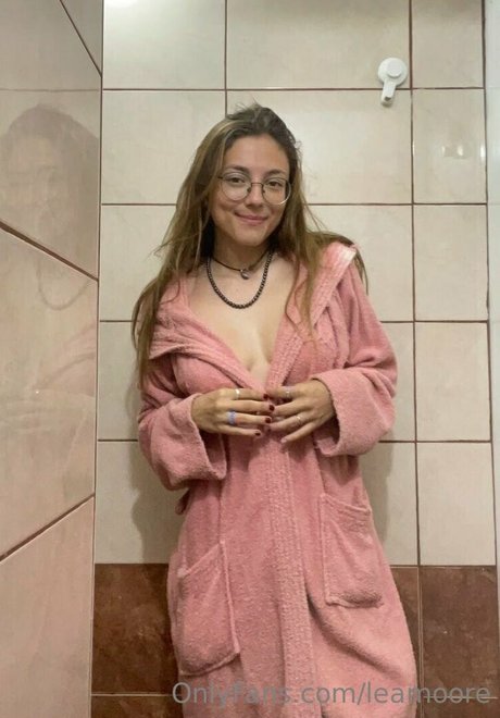 leamoore porno akt bild