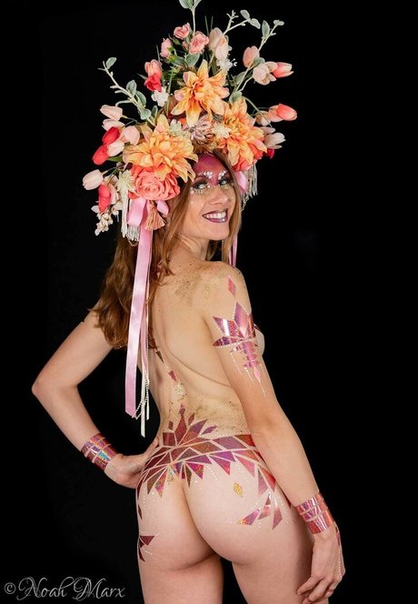 hooping meow nacktheit akt bild