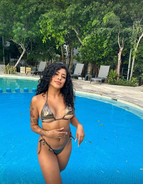 latina teen pussy onlyfans pornographische bild