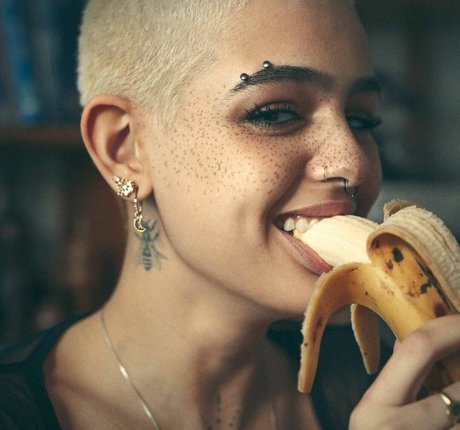 Hila bby kunst nackten galerie