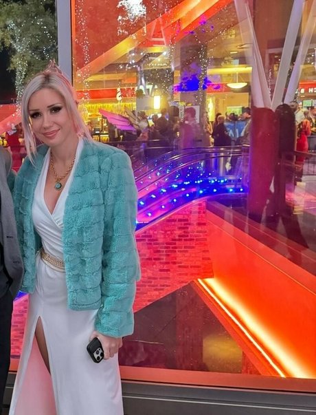 Alanah Pearce schöne erotische archiv