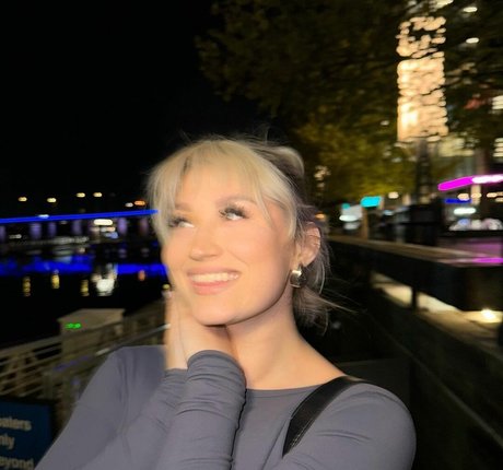 Ashley Boedeker hübsche akt bild