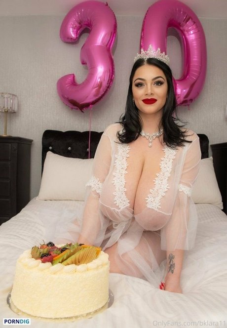 Busty Klara nackten foto