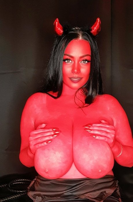 Busty Klara top exklusive foto