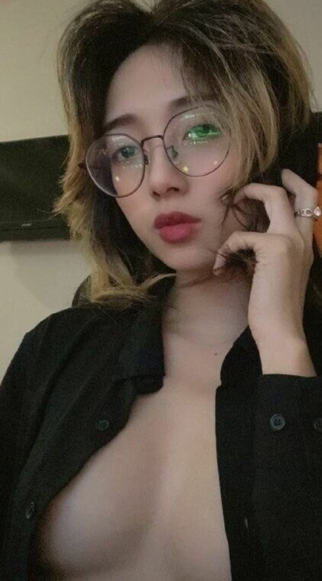 Mercury Nguyen nackt sexy bilder