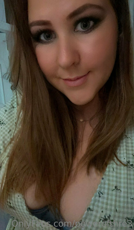 powerofthre3 pornostar nackt bild