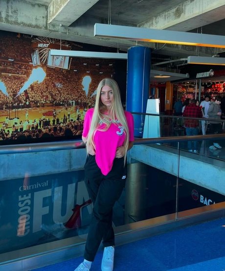 Trinity Charlton model nackte bild