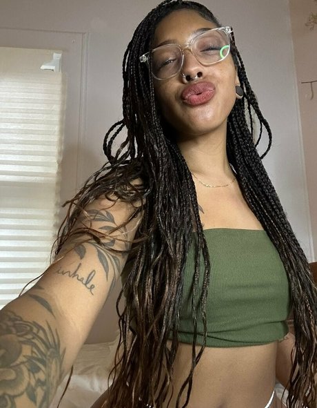 Juice Box Bri model exklusive archiv