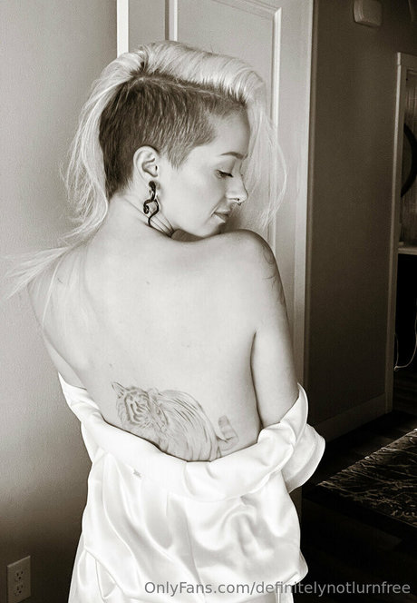 definitelynotlurn schauspielerin akt bilder