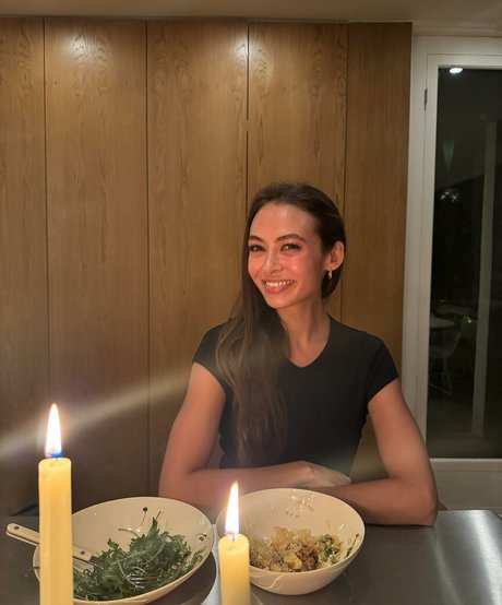 Emily Oberg erwachsene freie bild