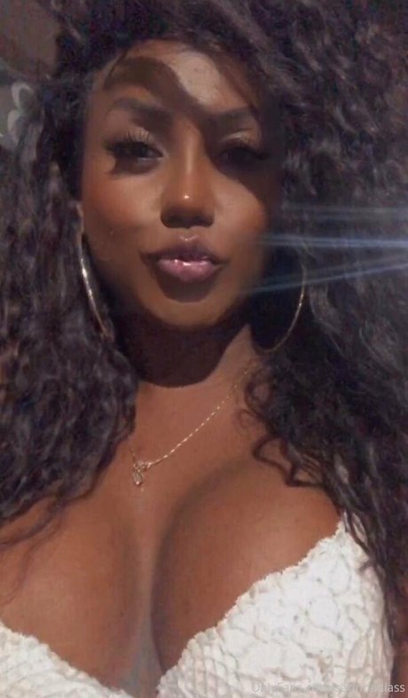 vollbusige ebenholz-onlyfans nackte bild