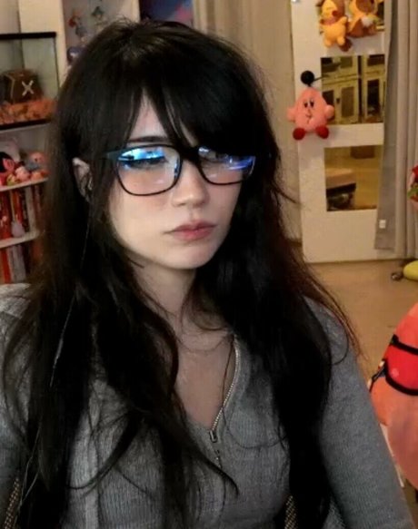 Emiru freie nackt foto